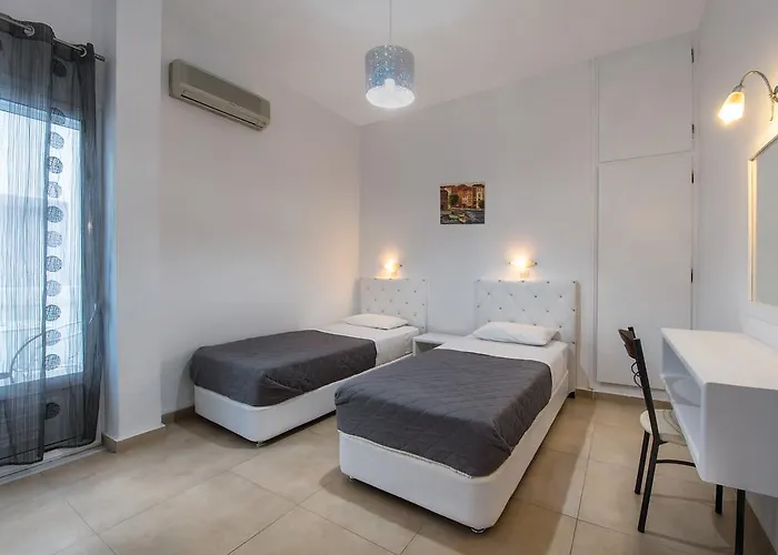 Leta * Fira (Santorini)